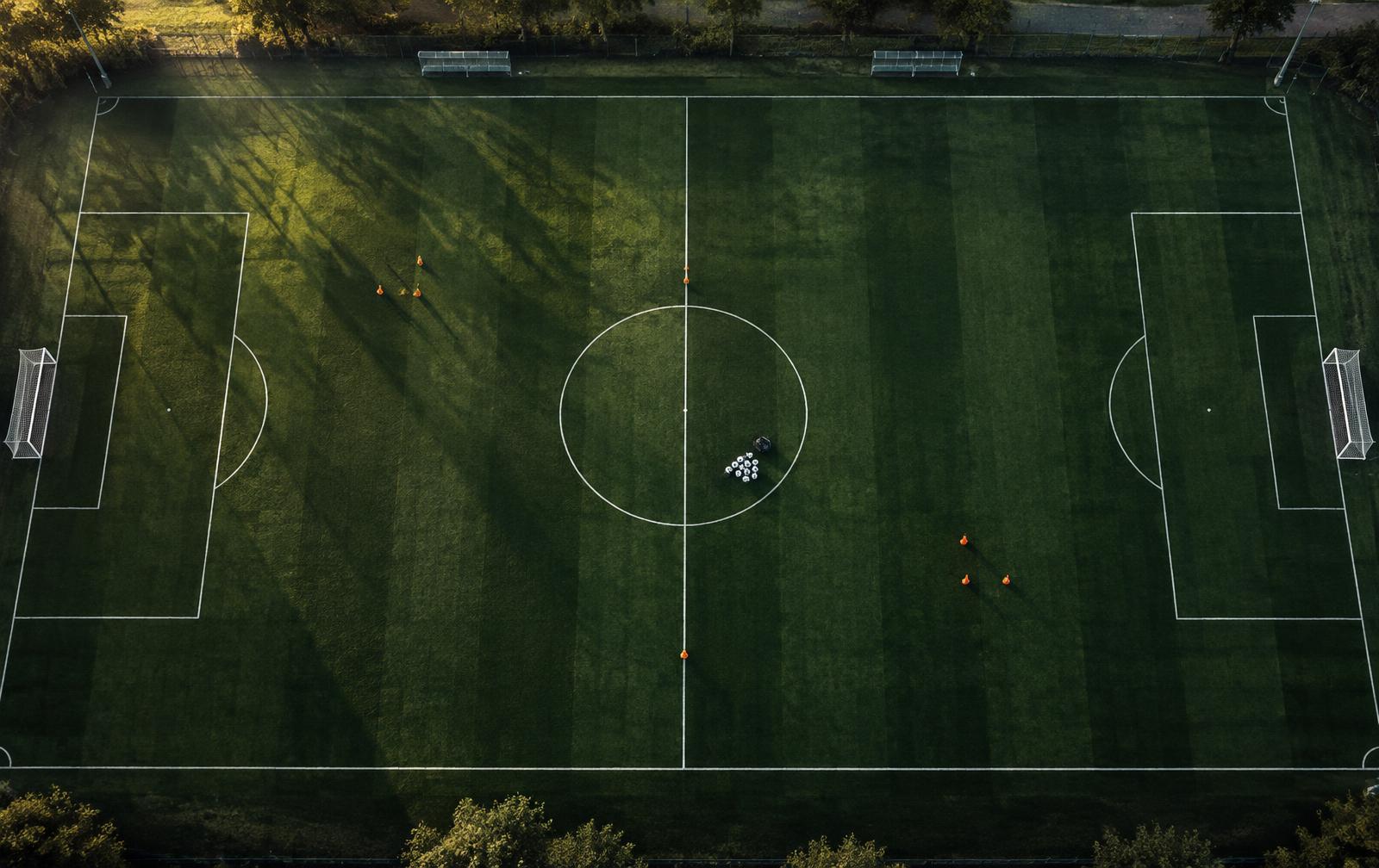 Campo de treino visto de cima ao amanhecer